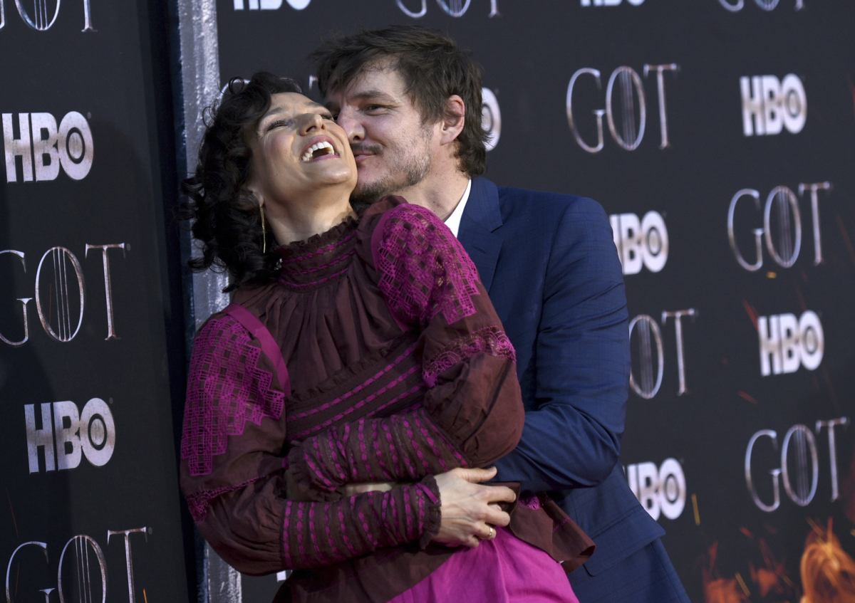 Herec Pedro Pascal a jeho partnerka Indira Varma.