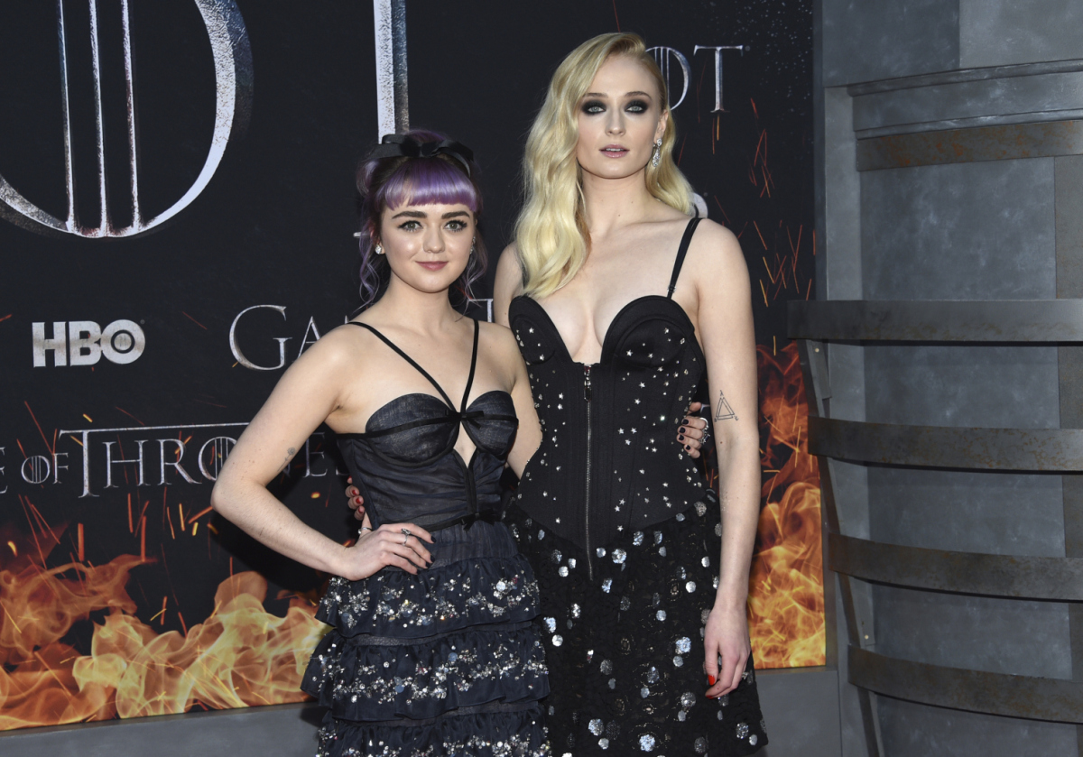 Herečky Maisie Williams (vľavo) a Sophie Turner na premiére záverečnej série seriálu Hra o tróny. 