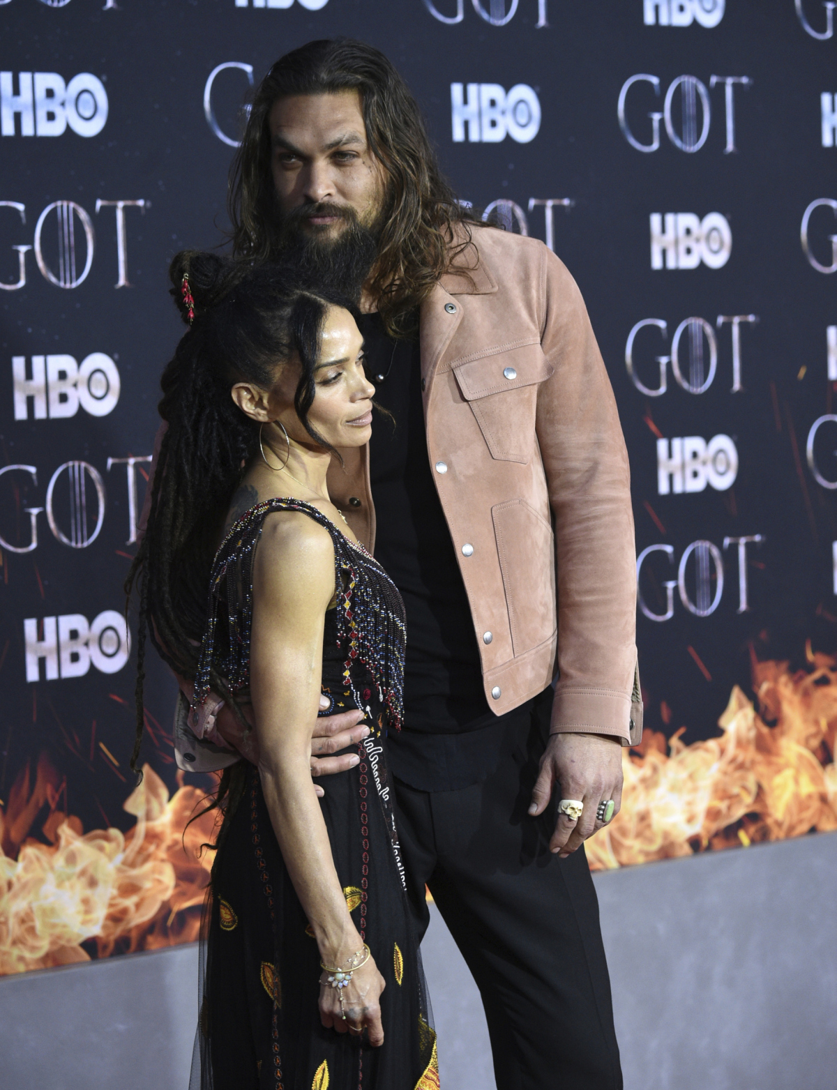 Manželia Lisa Bonet a Jason Momoa prišli spoločne na premiéru záverečnej série Hra o tróny. 