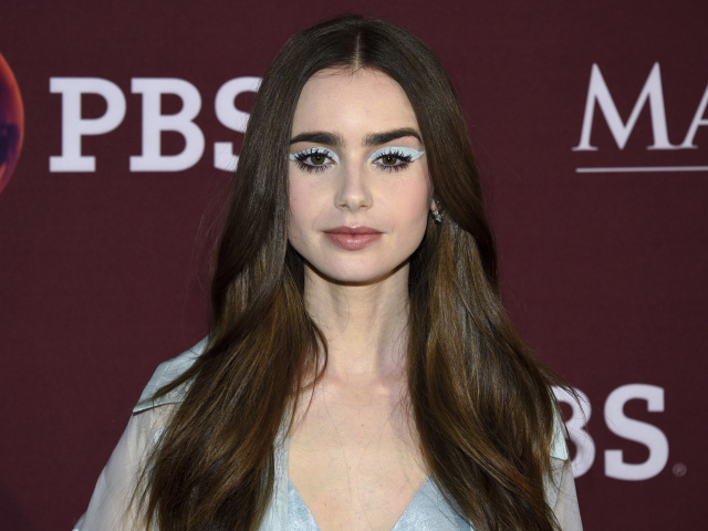 Herečka Lily Collins predviedla na stretnutí s médiami líčenie vo farbe belasých ľadových tónov. 