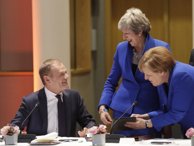 Mayová, Tusk, Merkelová, Belgicko EÚ Brexit Summit