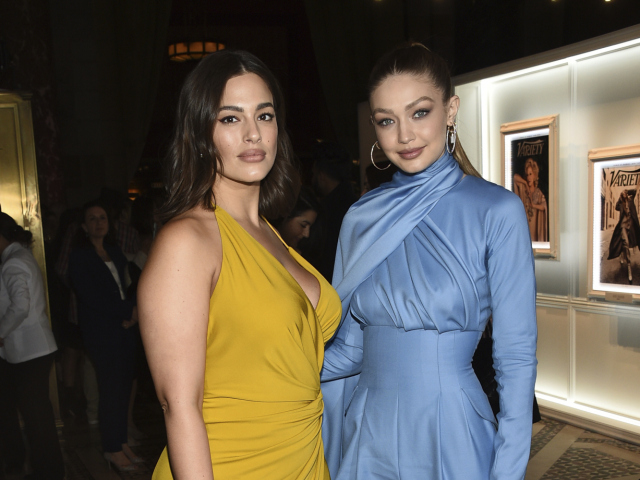 Modelky Ashley Graham (vľavo) a Gigi Hadid spoločne pózovali fotografom. 