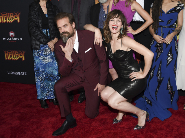 Herec David Harbour a jeho kolegyňa Milla Jovovich predstavili v New Yorku film Hellboy. 