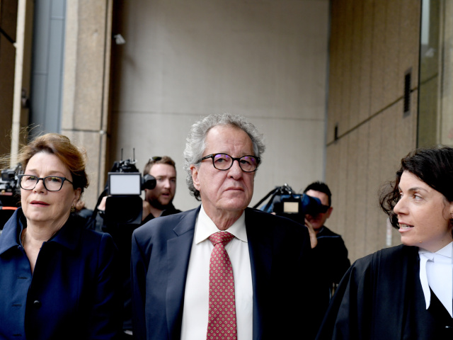 Herec Geoffrey Rush na zábere pri odchide zo súdu v Sydney.