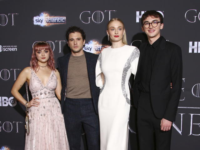 Zľava: Herci Maisie Williams, Kit Harington, Sophie Turner a Isaac Hempstead pózujú fotografom na premiére Hra o tróny v Belfaste.