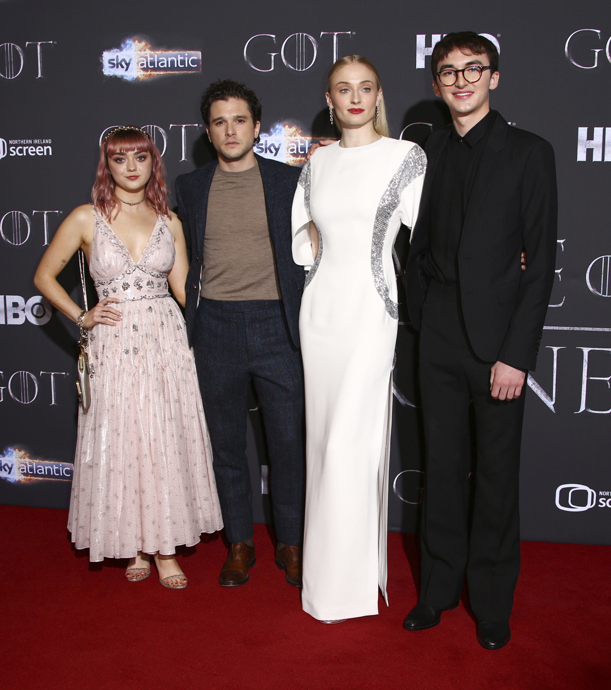 Zľava: Herci Maisie Williams, Kit Harington, Sophie Turner a Isaac Hempstead pózujú fotografom na premiére Hra o tróny v Belfaste.