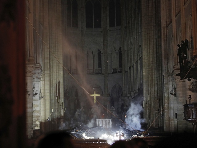 Francúzsko Paríž katedrála Notre Dame požiar oltár