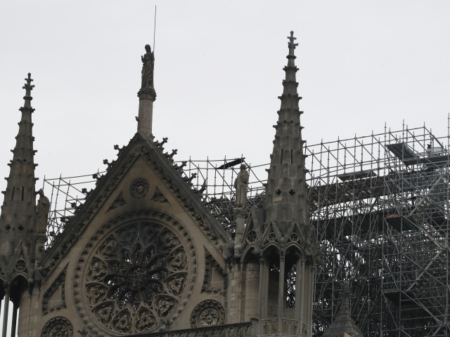 požiar paríž francúzsko katedrála notre-dame