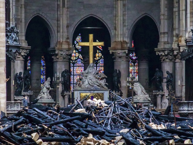 Francúzsko Paríž katedrála požiar oltár notre-dame trosky