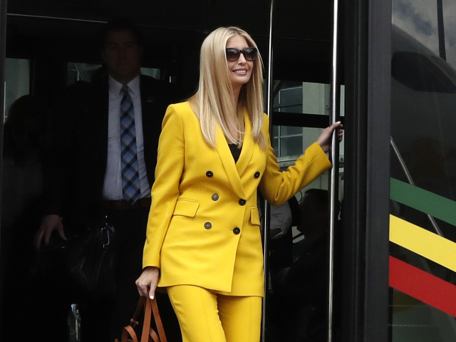 Poradkyňa amerického Bieleho domu Ivanka Trumpová vystupuje z autobusu na letisku v Addis Abebe.