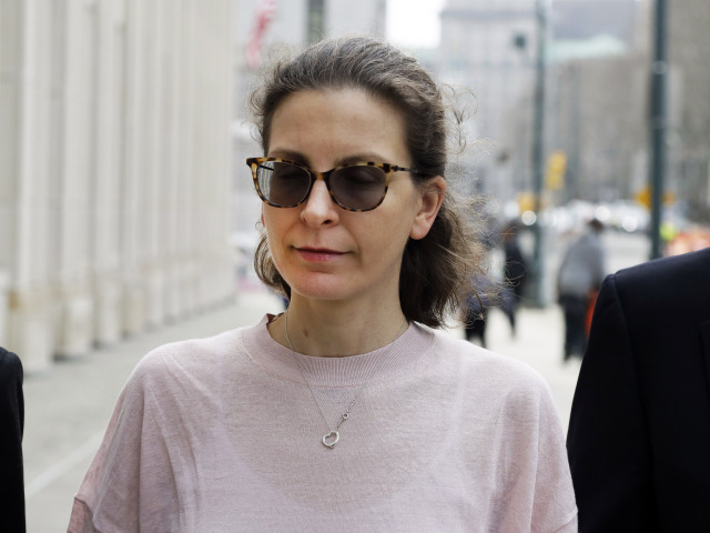 Clare Bronfman, členka organizácia NXIVM a americká dedička milionového majetku odchádza zo súdu.