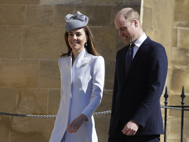 Princ William a jeho manželka Kate, vojvodkyňa z Cambridge prichádzajú na veľkonočnú omšu. 