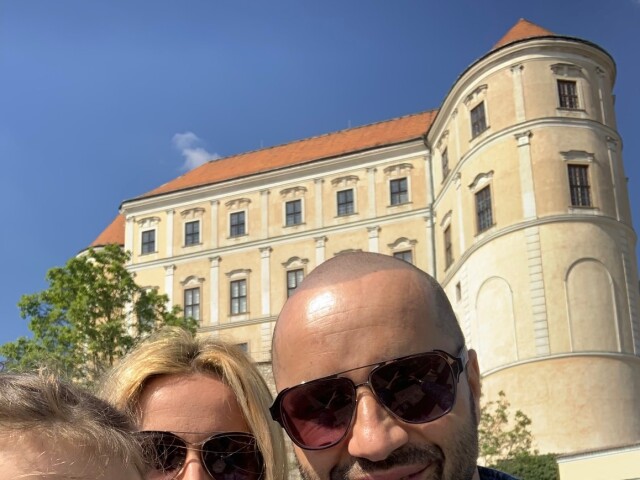 Slovenský spevák Robo Opatovský, jeho manželka Katarína a ich štvorročná dcéra Hanka počas trávenia sviatku Veľkej noci v Mikulove. 