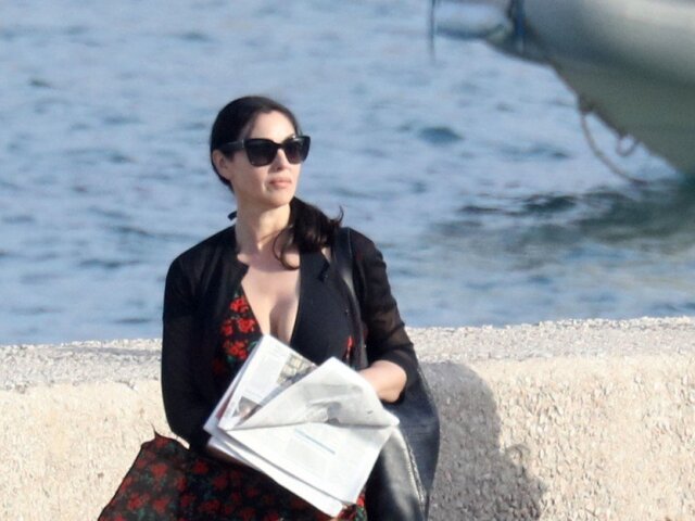 Herečka Monica Bellucci na zábere z pobrežného mesta Sabaudia. 