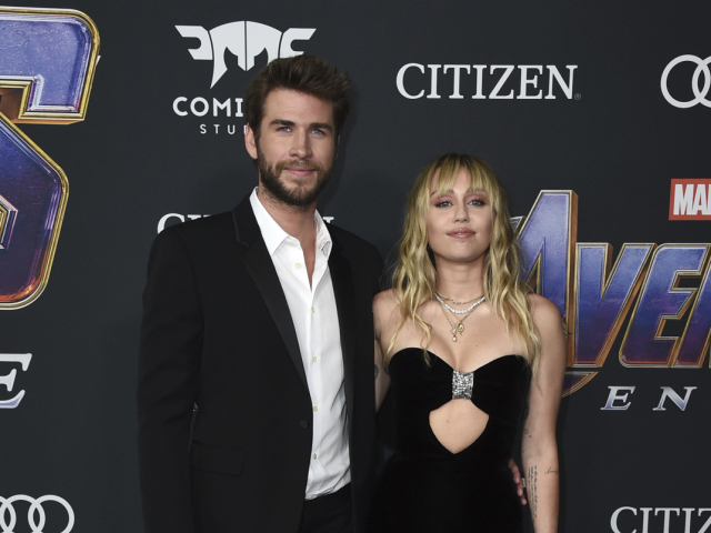 Speváčka Miley Cyrus s manželom Liamom Hemsworthom. Obaja v odevoch z dielne Saint Laurent.  