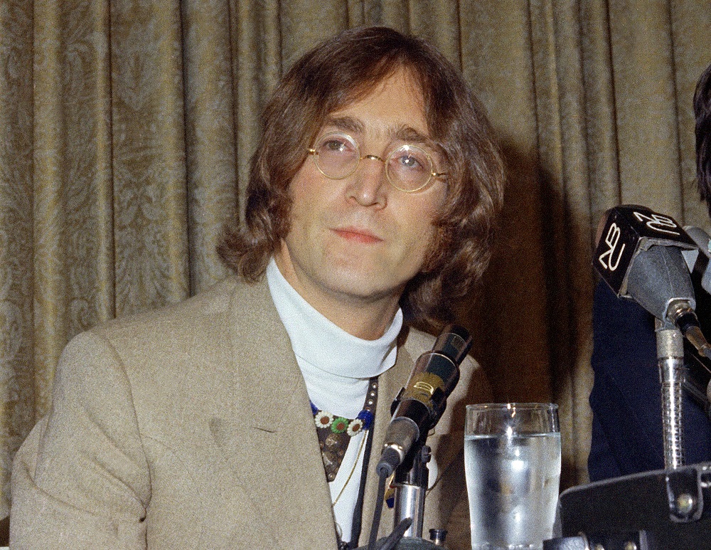 Britský spevák, skladateľ a gitarista, zakladajúci člen skupiny Beatles John Lennon.
