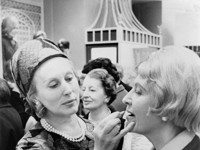 Esteé Lauder (vľavo) na zábere z New Yorku z roku 1966 počas aplikácie svojich produktov na zákazníčke. 