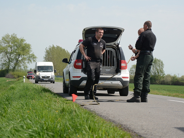 policajti, auto, cesta, miesto činu, nábojnica