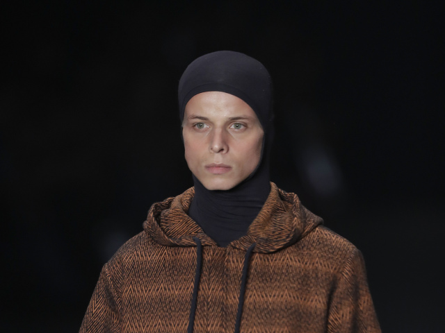 Model Tales Soares na prehliadke Ratier počas Sao Paulo Fashion Week.