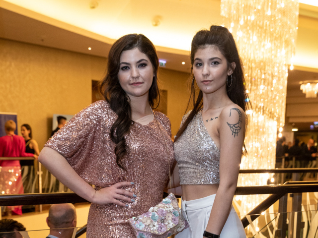 Sestry Celeste Buckingham (vľavo) a Carmel Buckingham. Celeste obliekla dizajnérka Michaela Ľuptáková. 
