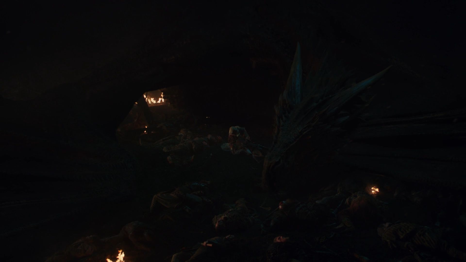 K najlepším emočným vyvrcholenia krvavej epizódy bola rozlúčka Daenerys s Jorahom, ktorý bojoval do posledného dychu. K zronenej kráľovnej si líha aj smutný drak.