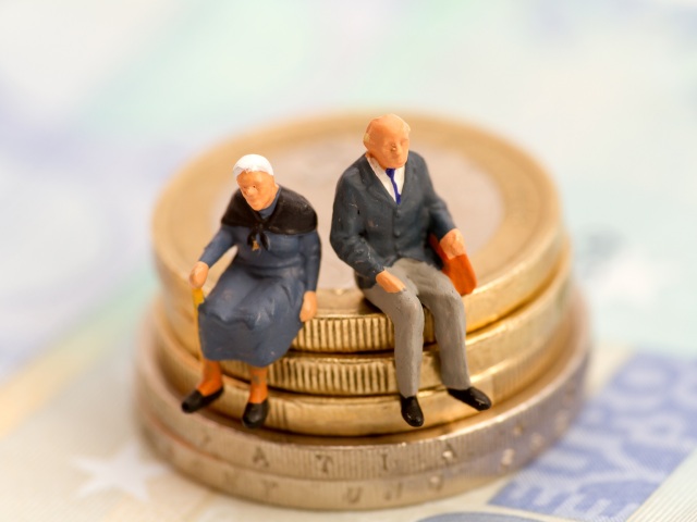 dôchodci, penzisti, seniori, peniaze