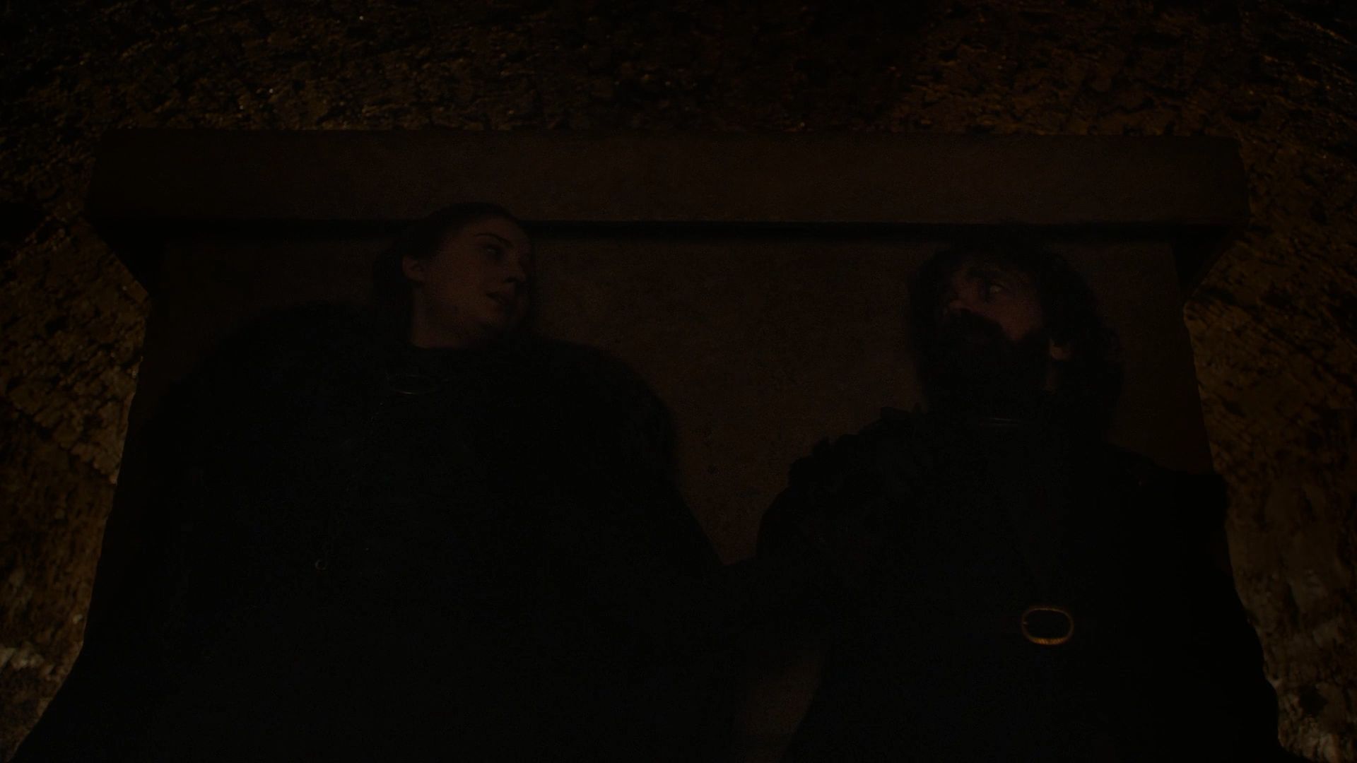 Sansa a Tyrion v dojemnom momente uvedomujúc si blížiaci sa koniec a ochota postaviť sa nepriateľovi aj za cenu zabitia.