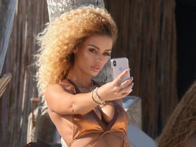 Modelka a herečka Jena Frumes počas fotenia selfies v Mexiku.
