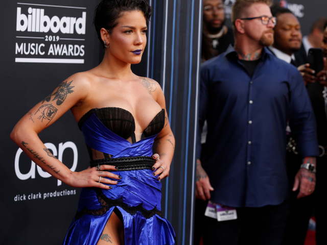 Speváčka Halsey bola neprehliadnuteľná. V kreácii Aadnevik vystavila takmer všetko.