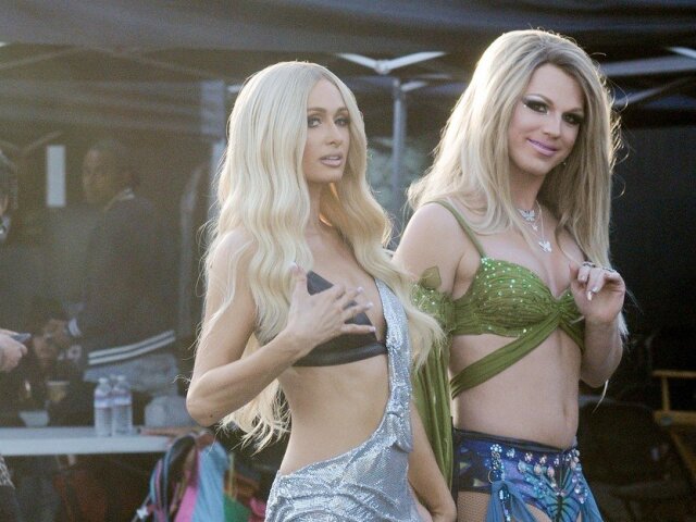 Paris Hilton (vľavo) a draq queen Derrick Barry