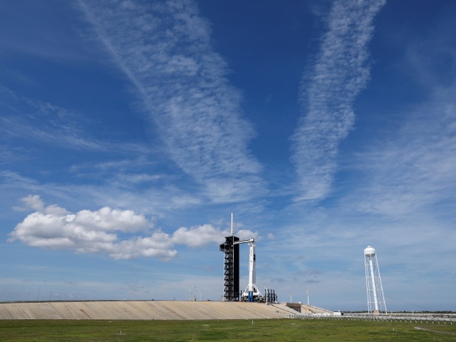 SpaceX Falcon 9 kozmická loď Crew Dragon raketa, florida, vesmír