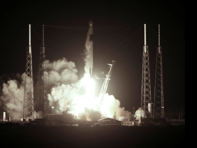 Raketa Falcon 9, SpaceX , Dragon. Kennedyho vesmírne stredisko,Cape Canaveral, Florida.