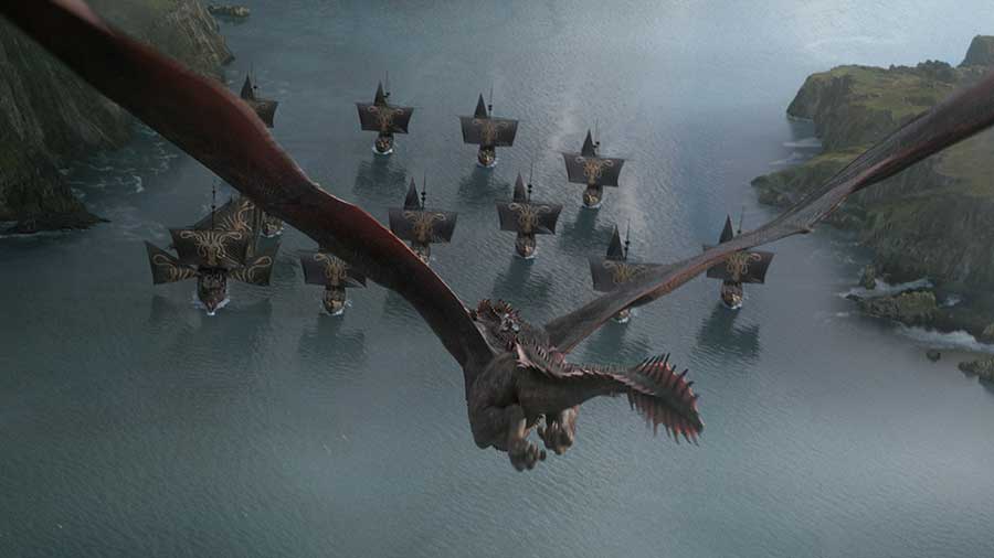 Rozzúrená Daenerys po krutej smrti ďalšieho svojho dračieho dieťaťa sa vydala sama s Drogonom proti Euronovej vražednej flotile.