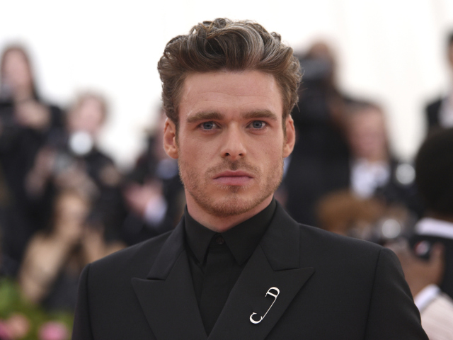 Herec Richard Madden oblečený v kreácii Dior Men. 