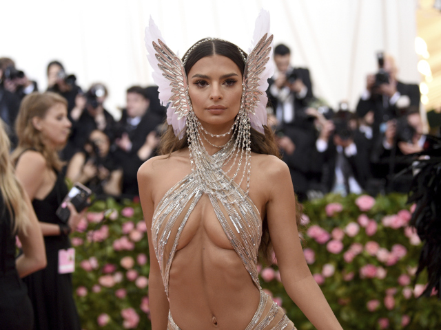 Modelka a herečka Emily Ratajkowski v modeli Dundas. 