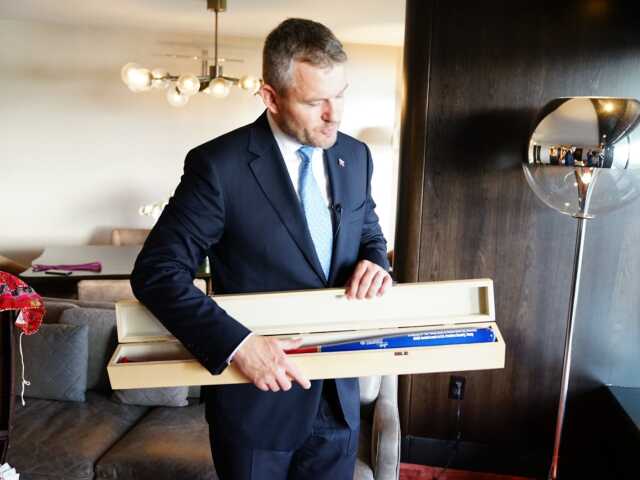 peter pellegrini, bejzbalová pálka, dar, trump, biely dom