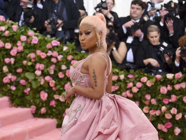 Raperka Nicki Minaj prišla v róbe od Prabala Gurunga. 