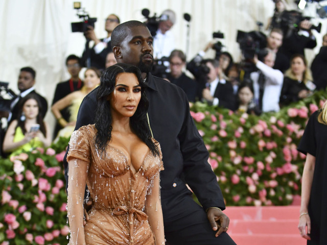 Televízna a internetová hviezda Kim Kardashian v kreácii Mugler a jej manžel Kanye West.