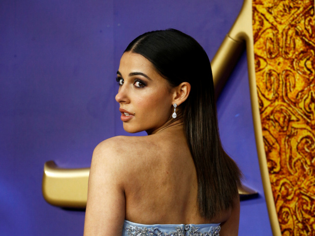 Herečka Naomi Scott vyzerala na premiére naozaj očarujúco. 