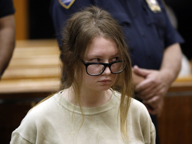 Odúsdená Anna Delvey-Sorokin na archívnom zábere zo súdu z októbra 2018.