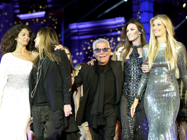 Roberto Cavalli, obklopený modelkami medzi ktorými nechýba ani česká kráska Tereza Maxová 
