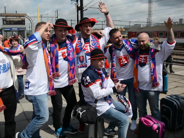 Slovenskí hokejoví fanúšikovia.