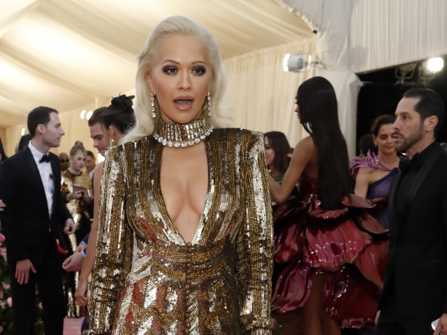 Speváčka Rita Ora na zábere z MET Gala v New Yorku.