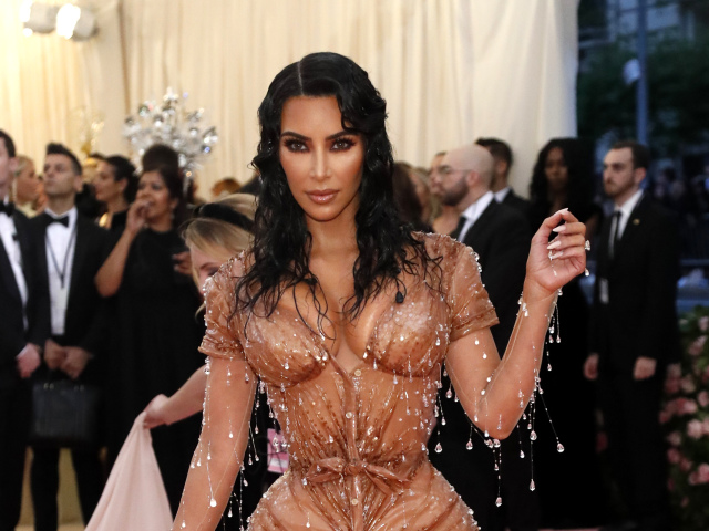 Televízna hviezda Kim Kardashian v priehľadných nazúvacích sandálikoch. 