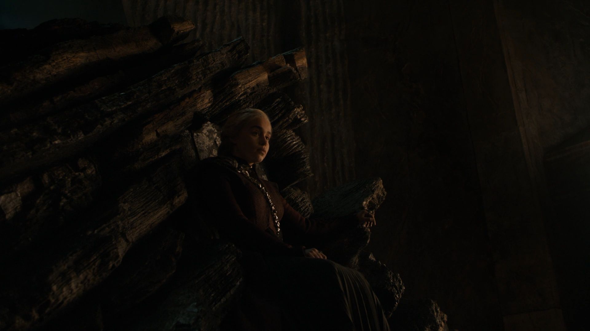 Zlomená Daenerys zostala na svojom kamennom tróne osamotená. Cestu na Železný trón sa rozhodla vydláždiť si smrťou.