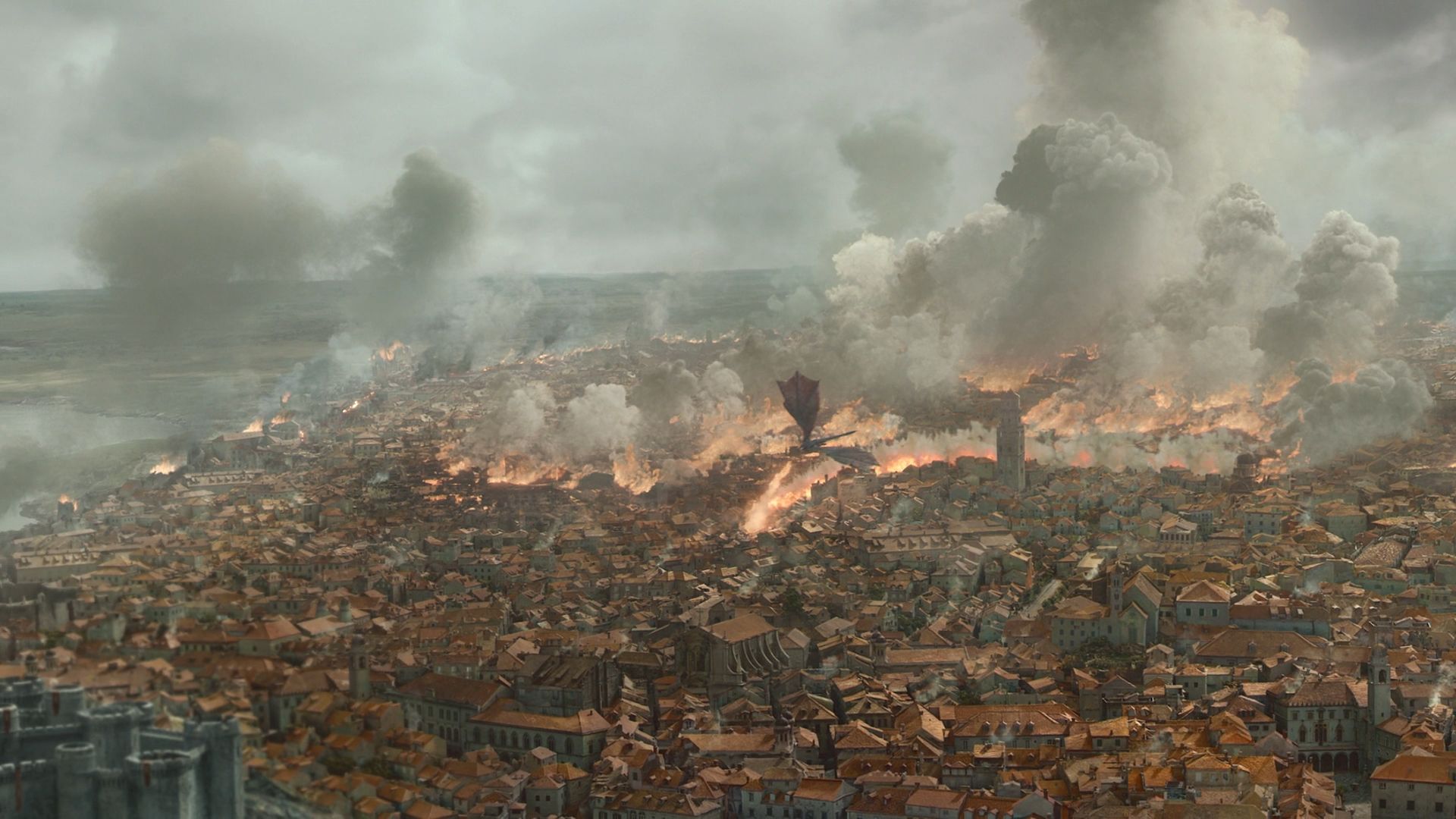 Daenerys neustála v skúške presvedčenia. Spolu s drakom Drogonom vypálila hlavné mesto Západozeme do základov.