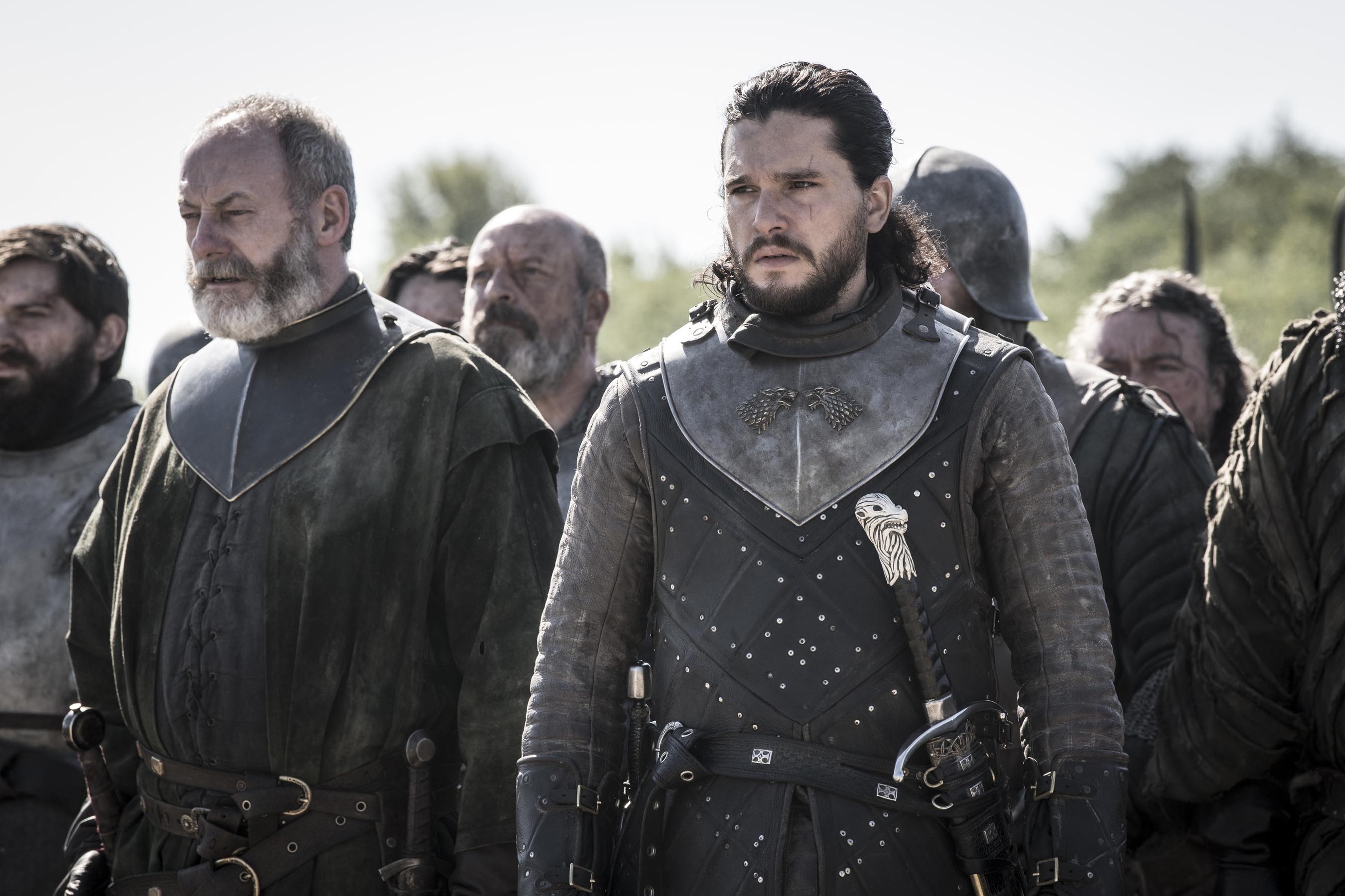 Niekdajší spojenci sa musia postaviť proti sebe. Daenerys vidí zradu vo svojej láske - Jonovi.