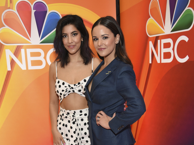 Herečky Stephanie Beatriz (vľavo) a Melissa Fumero, ktoré účinkujú v seriáli Brooklyn Nine-Nine.