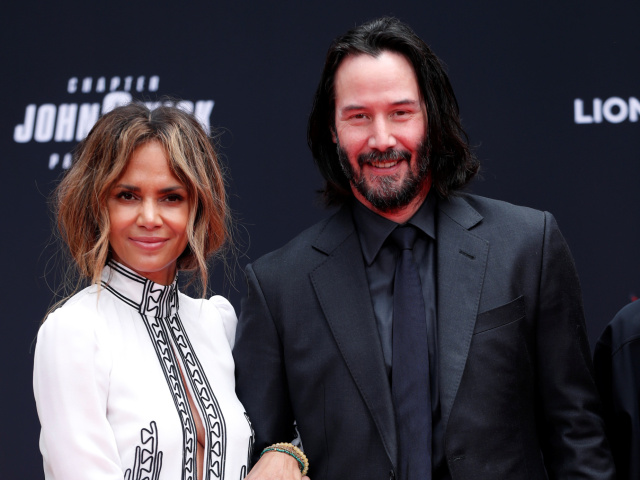 Herec Keanu Reeves a jeho kolegyňa Halle Berry počas ceremoniálu zanechania odtlačkov pred TLC Chinese Theater. 