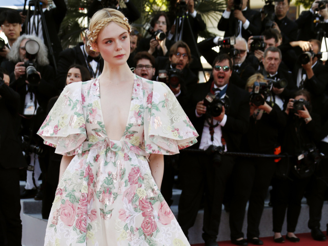 Herečka a členka poroty Elle Fanning prišla v šatách Valentino Haute Couture. 